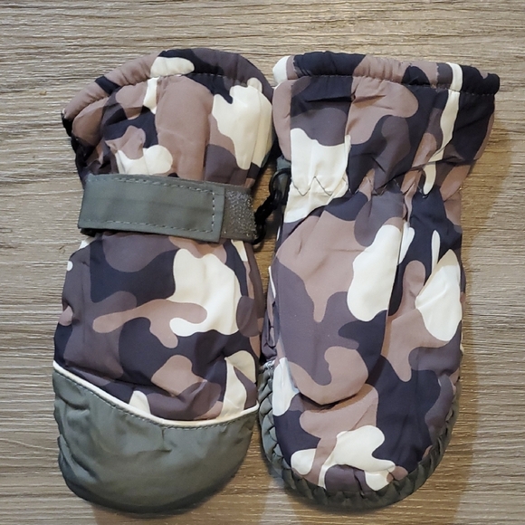 Kids Camouflage Winter Mittens - Picture 1 of 3